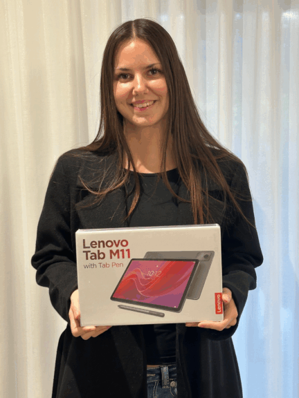 Elena, Gewinnerin des 1. Preises, hält lächelnd die Verpackung eines Lenovo Tab M11.