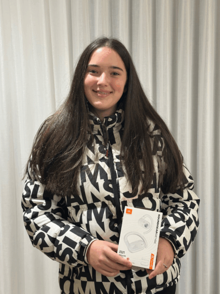 Embla freut sich als Gewinnerin des 2. Preises über ihre JBL-Kopfhörer.