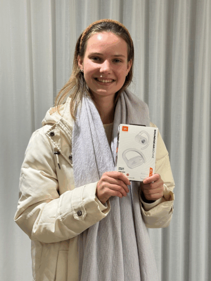 Sofia, Gewinnerin des 3. Preises, präsentiert stolz ihre gewonnenen JBL-Kopfhörer.
