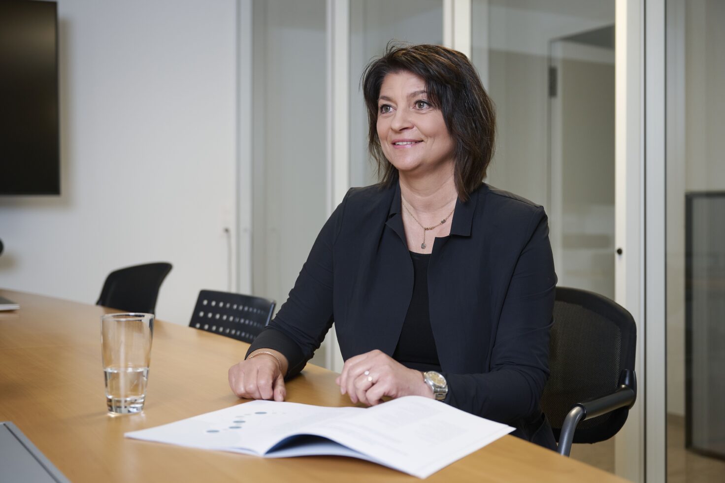 Die Autorin Susan Schneider-Köder sitzt an einem Tisch.